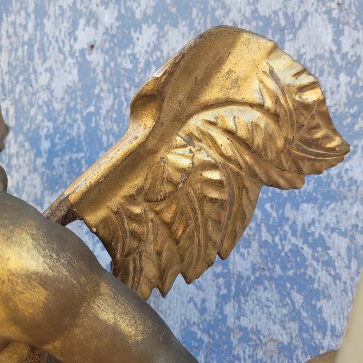 Putto ailé en bois doré tenant une lampe, Italie, XIXe siècle photo Décoration