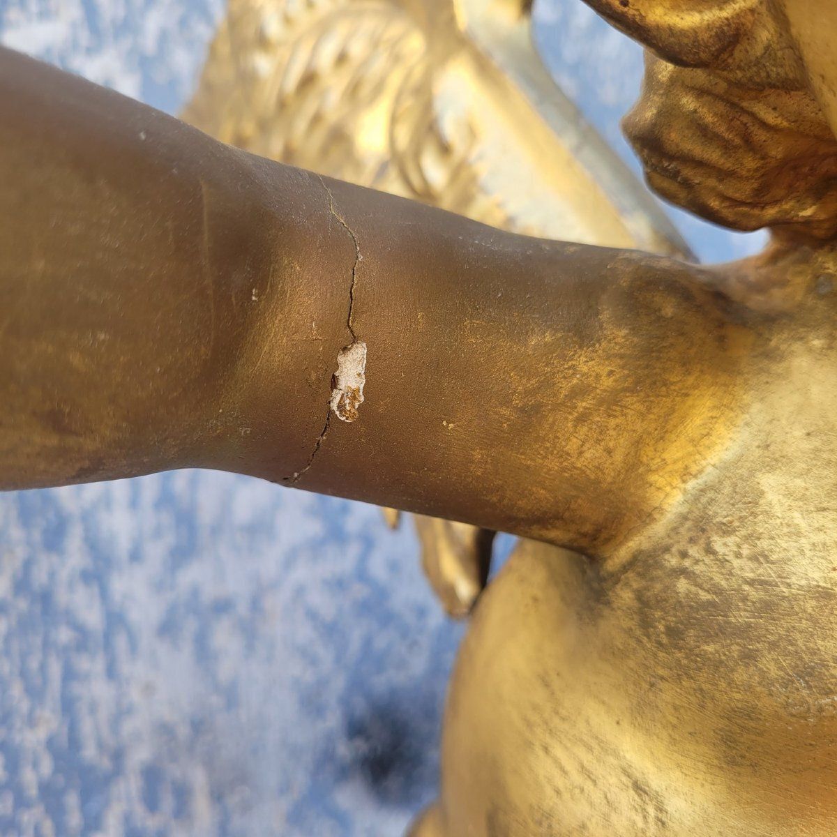 950.0 Putto ailé en bois doré tenant une lampe, Italie, XIXe siècle photo