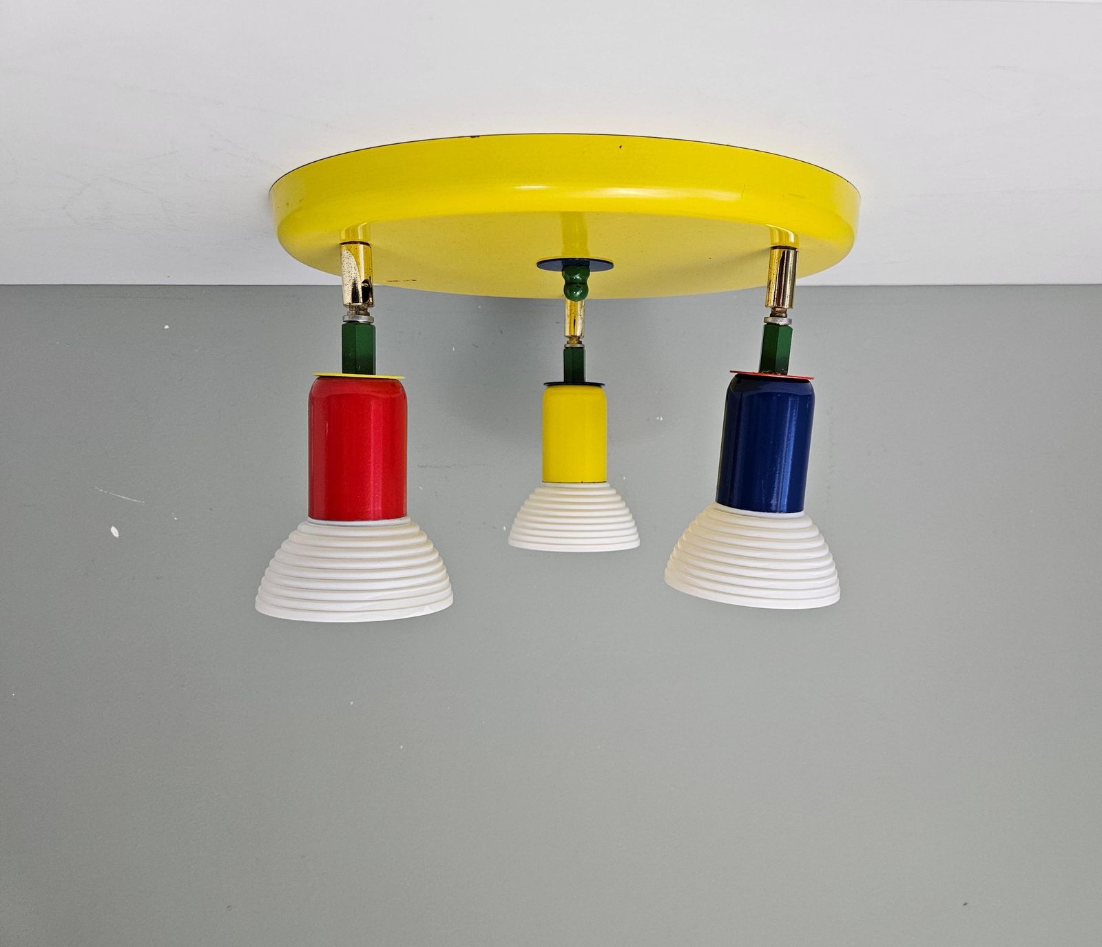 photo furniture Vintage Memphis-stijl plafondlamp: rood, groen, blauw en geel