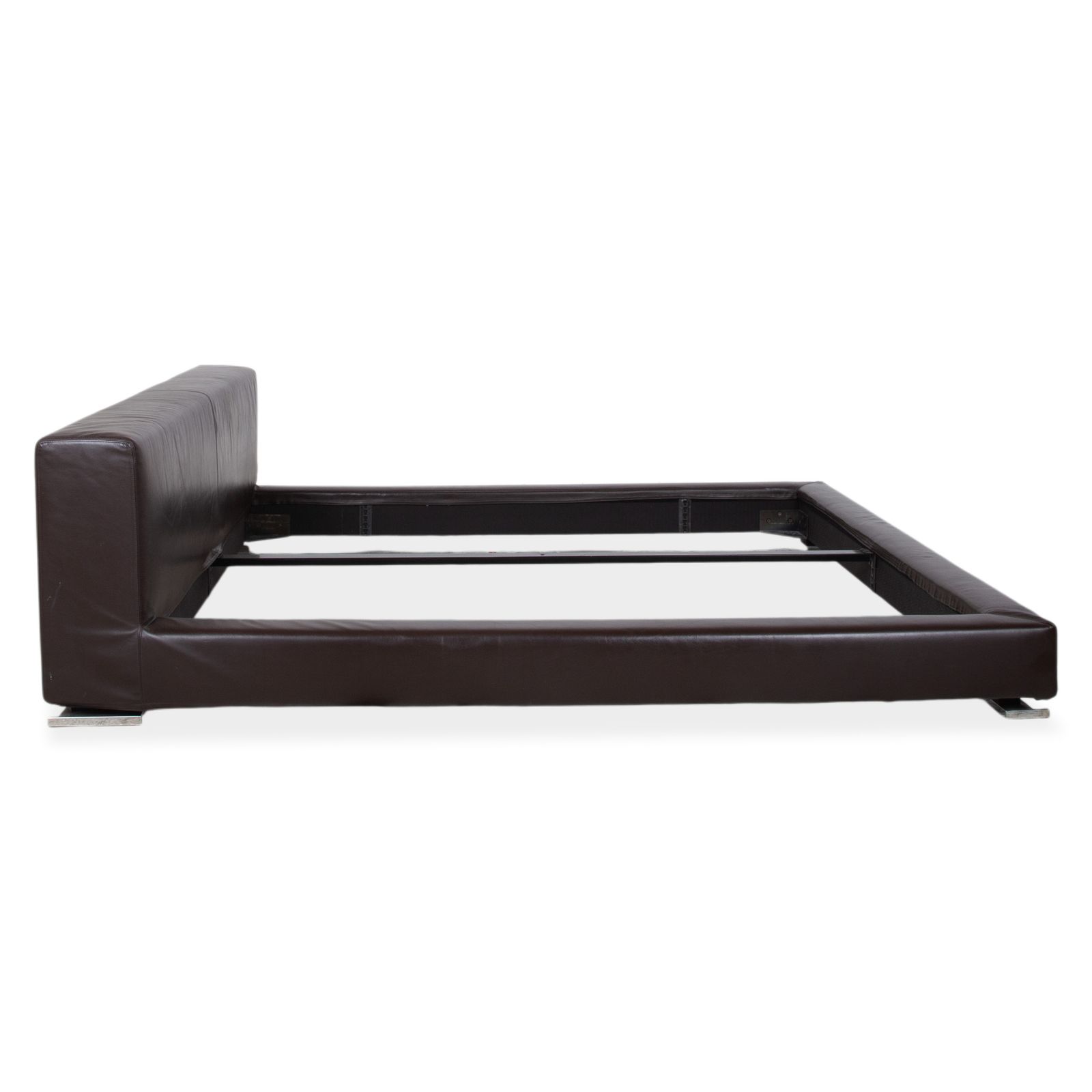 photo furniture Minotti Moore Leather Bed Brown Bedroom