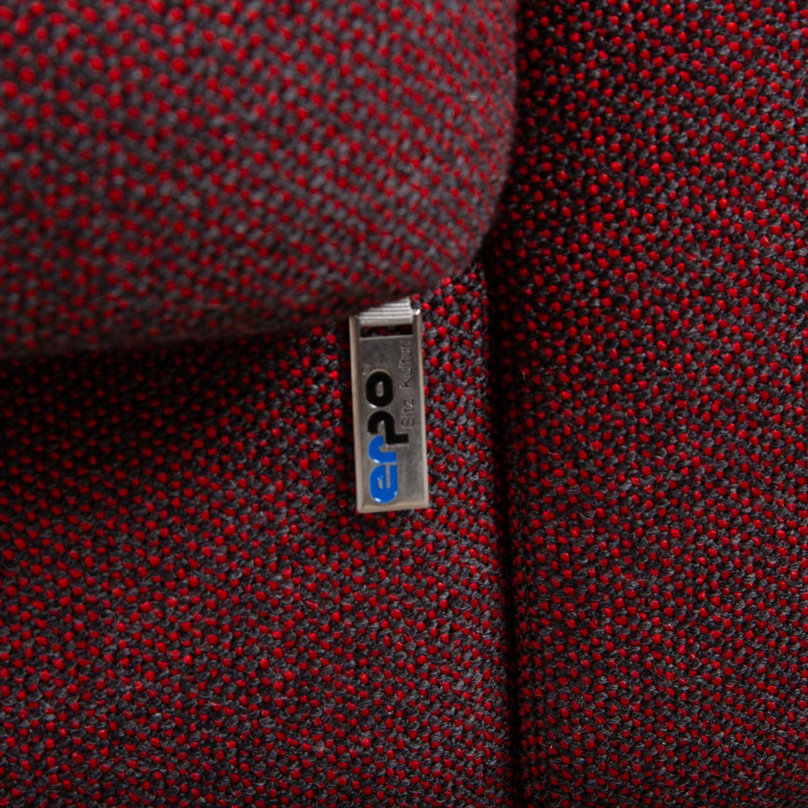 photo furniture Canapé 2 places Erpo CL 500 en tissu texturé, rouge et noir