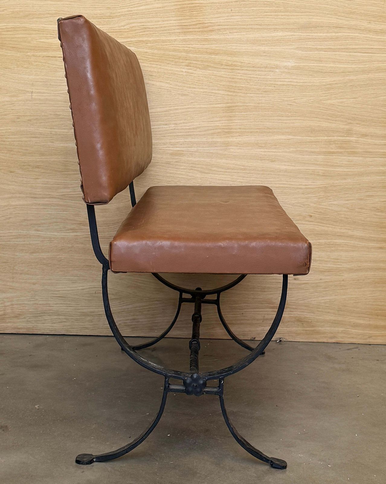 Banquette espagnole rustique et vintage, revêtement cuir et piétement en fer forgé photo vintage