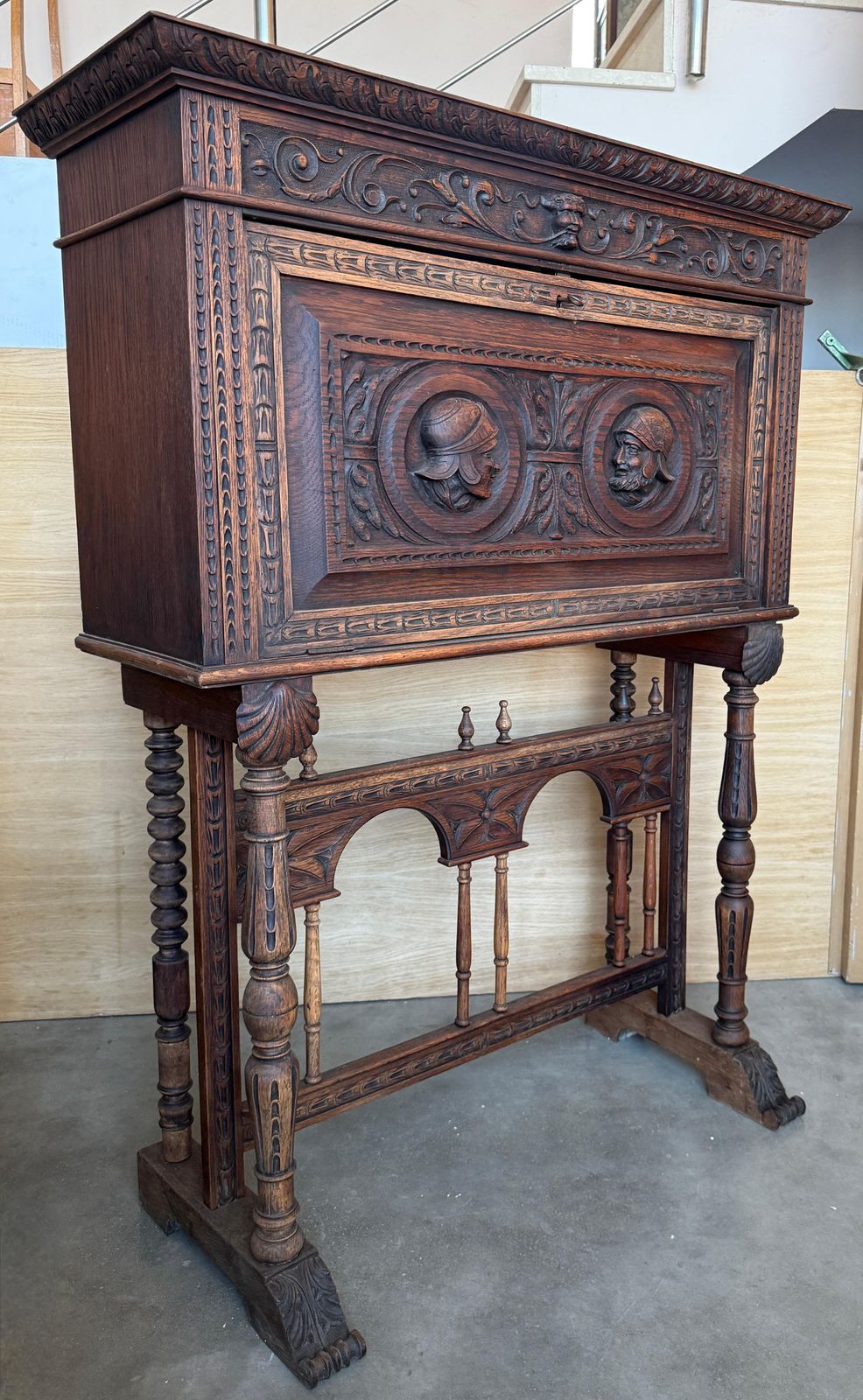 Cabinet d'époque Renaissance Revival en chêne sculpté à la main avec médaillons photo for sale