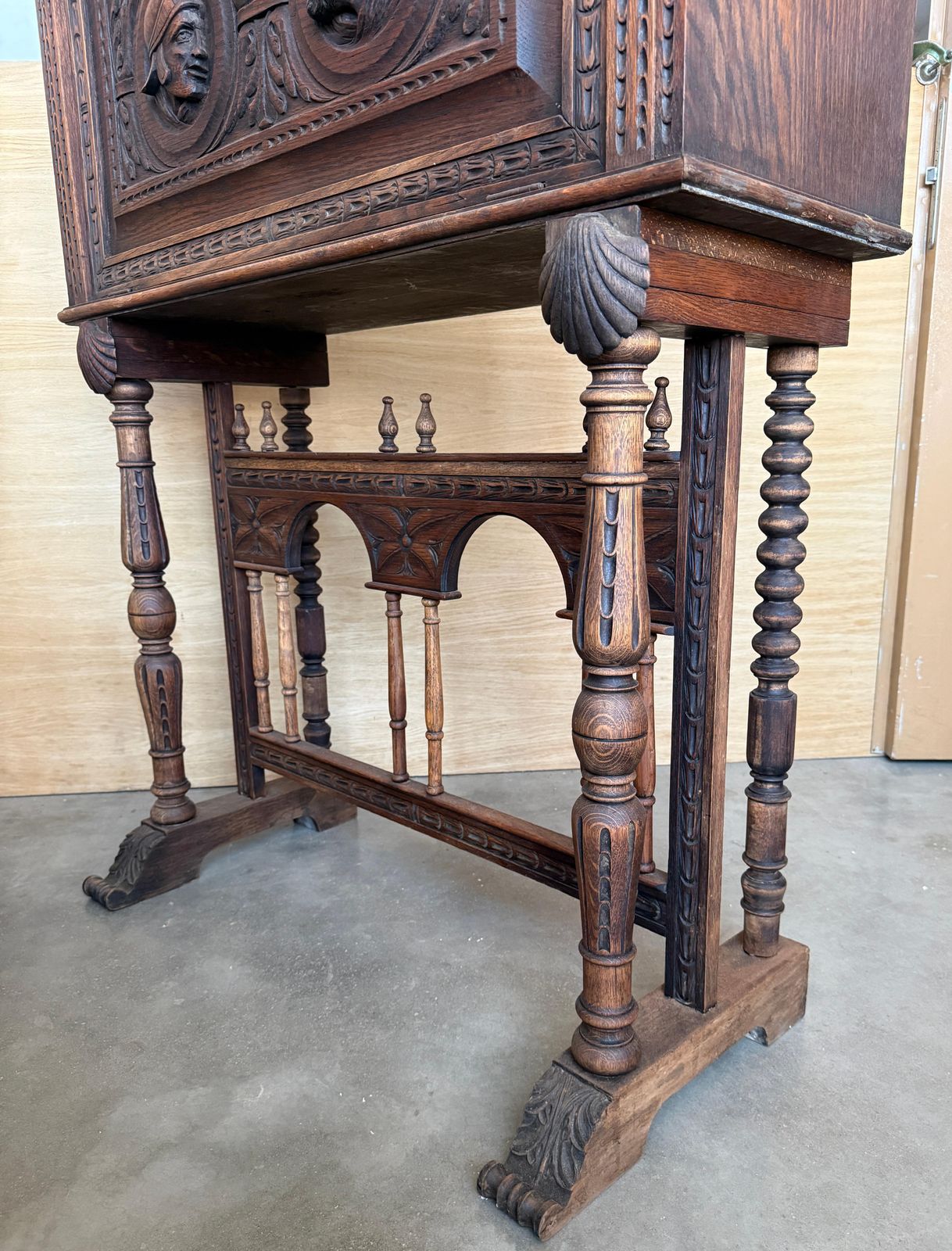 photo for sale Cabinet d'époque Renaissance Revival en chêne sculpté à la main avec médaillons
