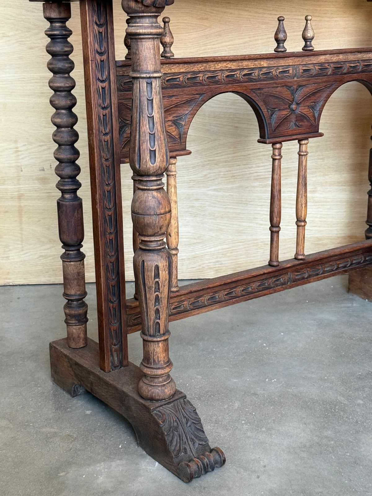 Mobilier Cabinet d'époque Renaissance Revival en chêne sculpté à la main avec médaillons photo