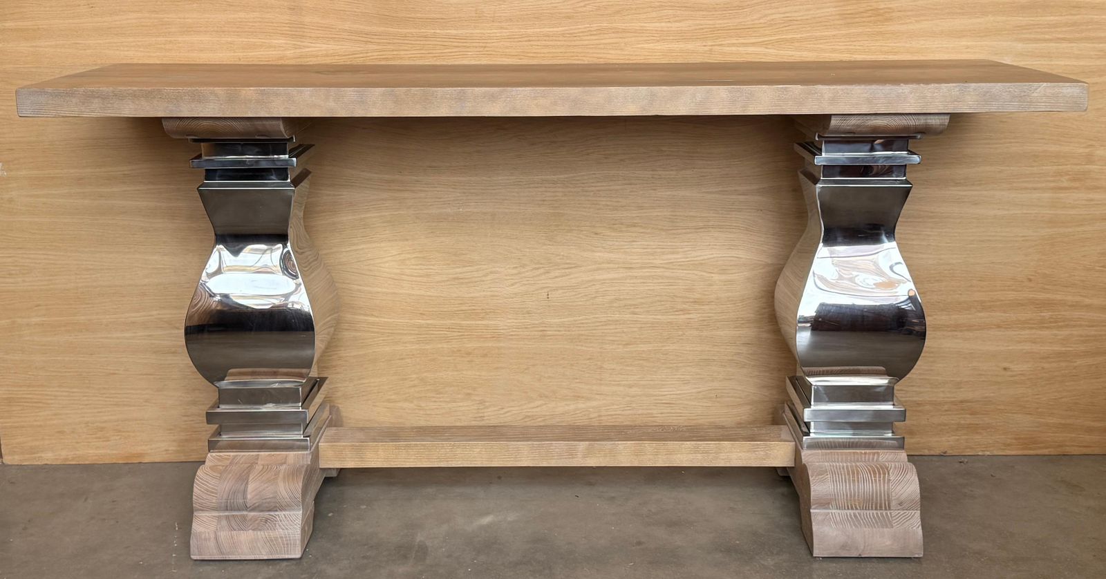 Table à manger moderne en bois massif, pieds centraux en métal poli sculpturaux photo furniture