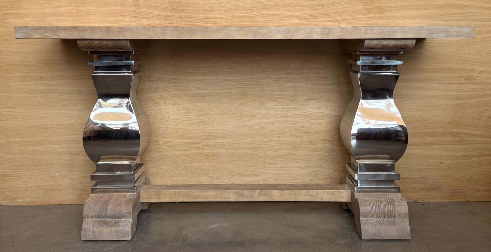 Table à manger moderne en bois massif, pieds centraux en métal poli sculpturaux photo for sale