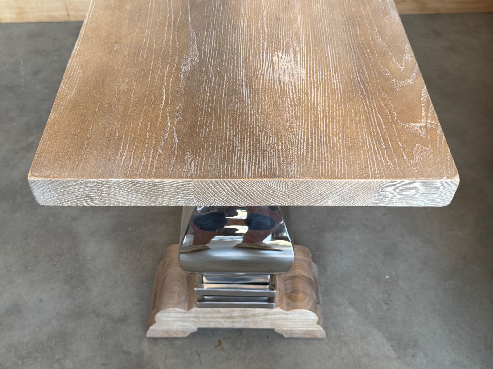 photo for sale Table à manger moderne en bois massif, pieds centraux en métal poli sculpturaux