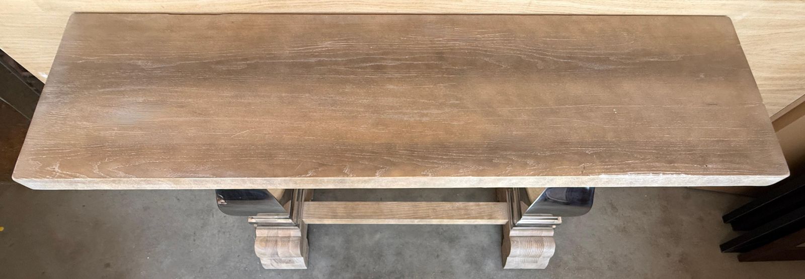 photo vinterior Table à manger moderne en bois massif, pieds centraux en métal poli sculpturaux