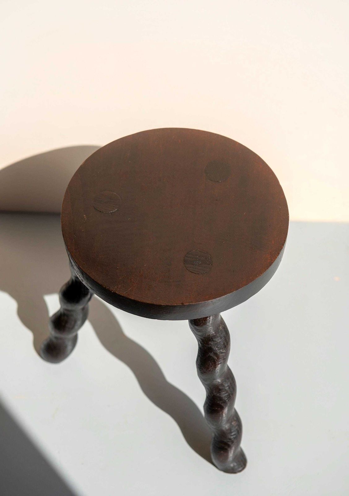 Antieke barstelgedraaide melkkruk | Handgemaakt eikenhouten plantenstandaard | Rustieke Franse landelijke kruk photo furniture