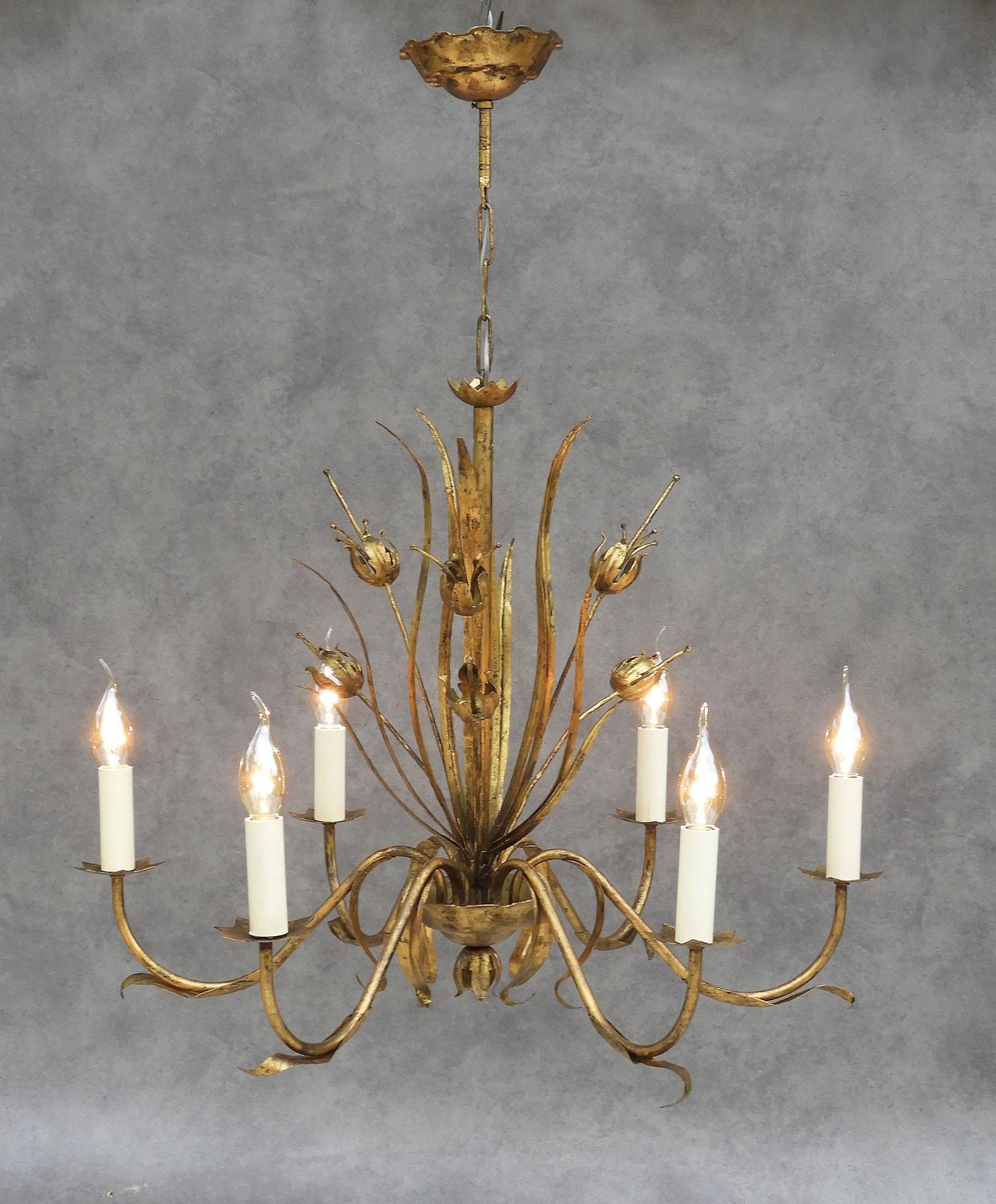 Mid-Century Spaanse vergulde tôle botanische kroonluchter met zes lichtpunten, ca. jaren 1950 photo furniture