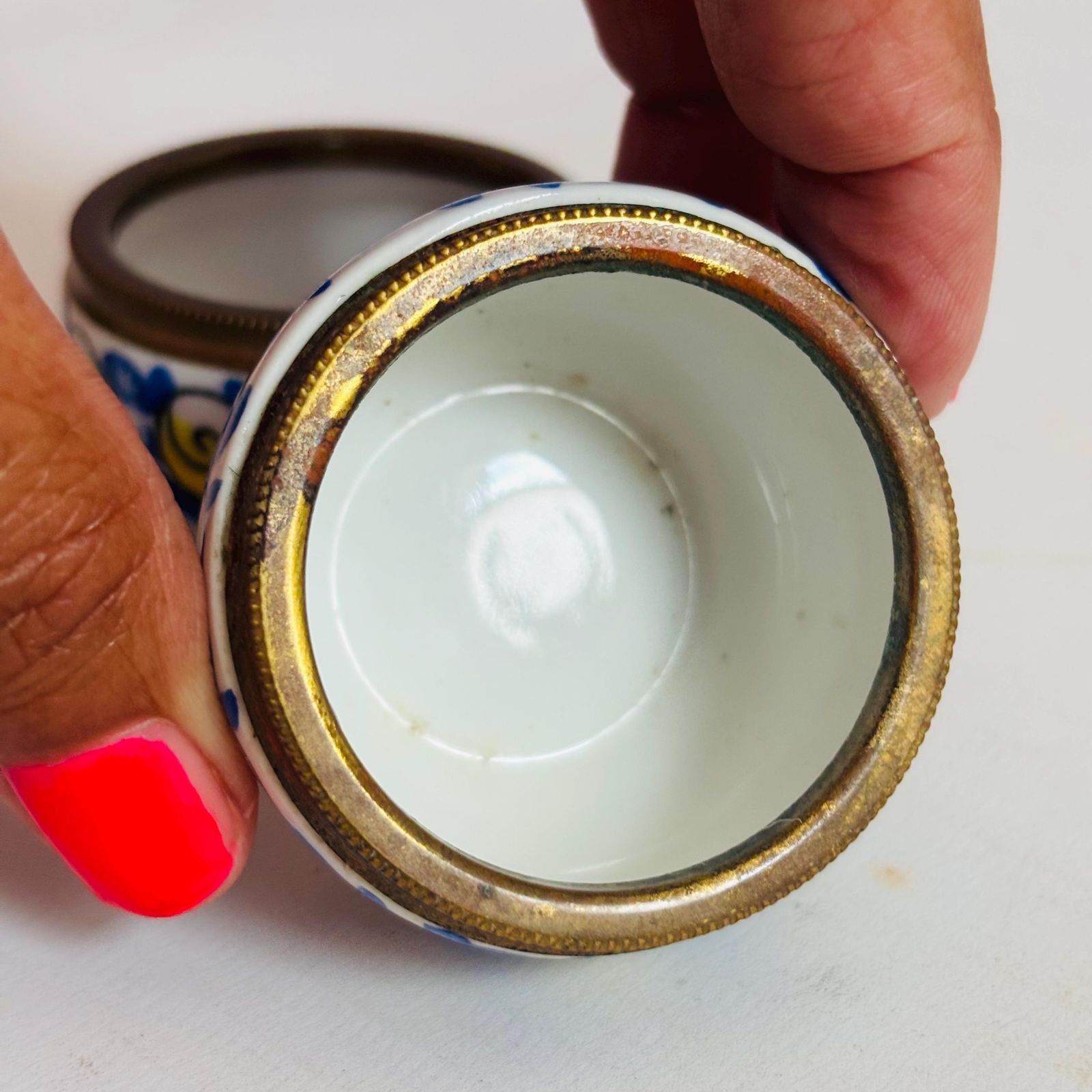 Rare paire de salières en porcelaine de Limoges peintes à la main, mid-century (signées « Bg ») photo for sale