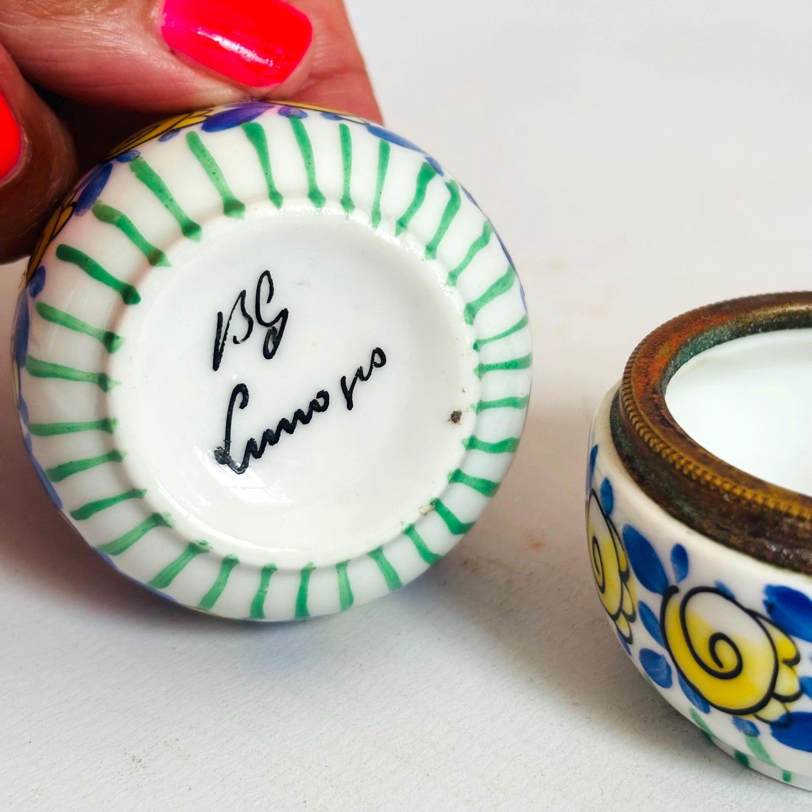 Rare paire de salières en porcelaine de Limoges peintes à la main, mid-century (signées « Bg ») photo Décoration