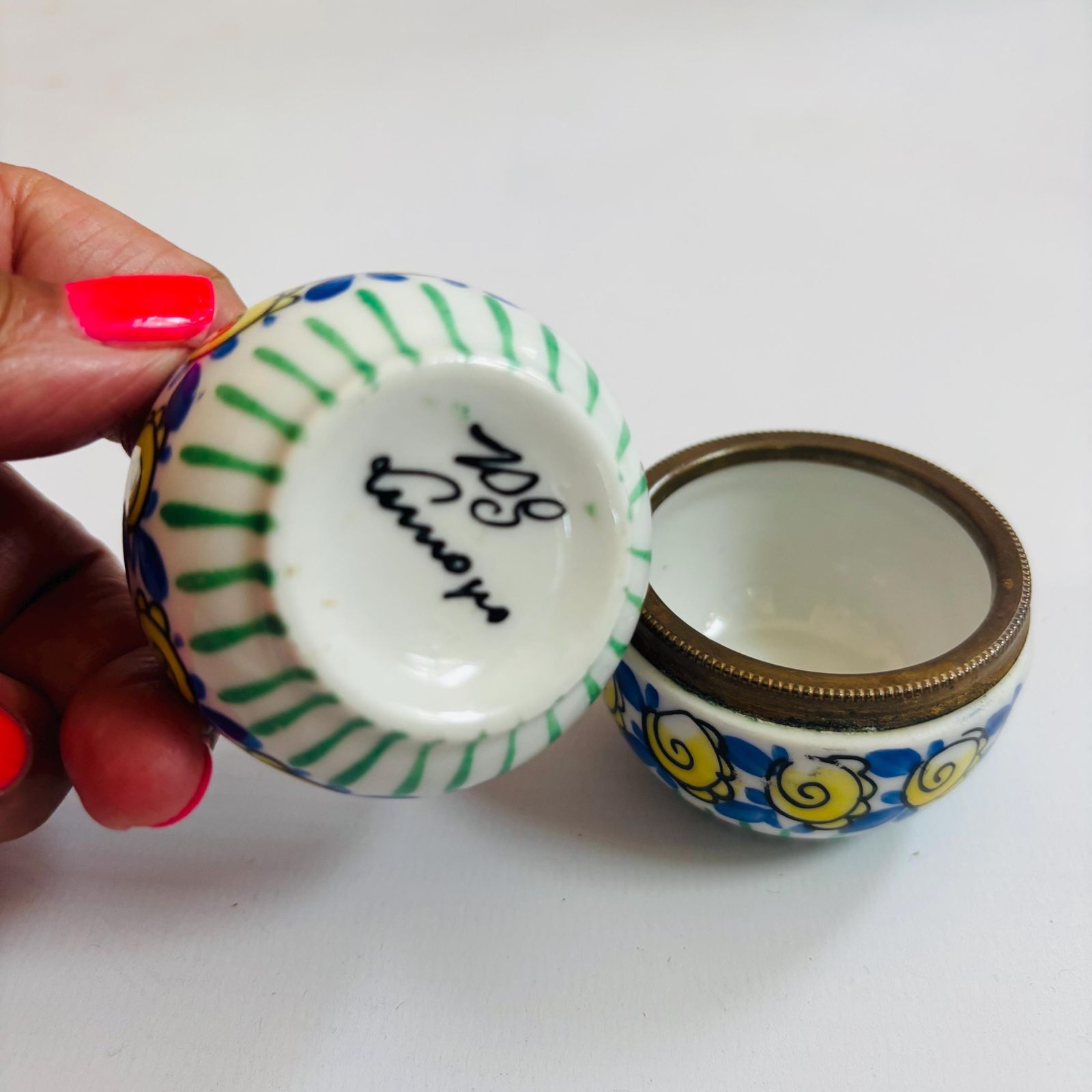Décoration Rare paire de salières en porcelaine de Limoges peintes à la main, mid-century (signées « Bg ») photo