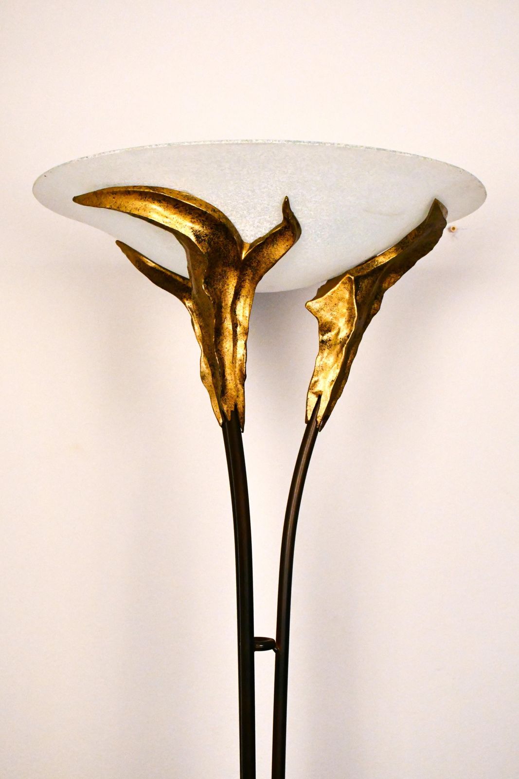 photo furniture Grote Franse art deco stijl vloerlamp met matglazen kap door Montauban, jaren 1980