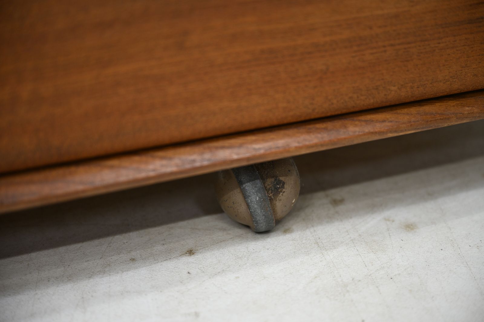 photo vintage Ercol Windsor Sideboard Model Number 468 Stripped & Oiled Free Uk Delivery