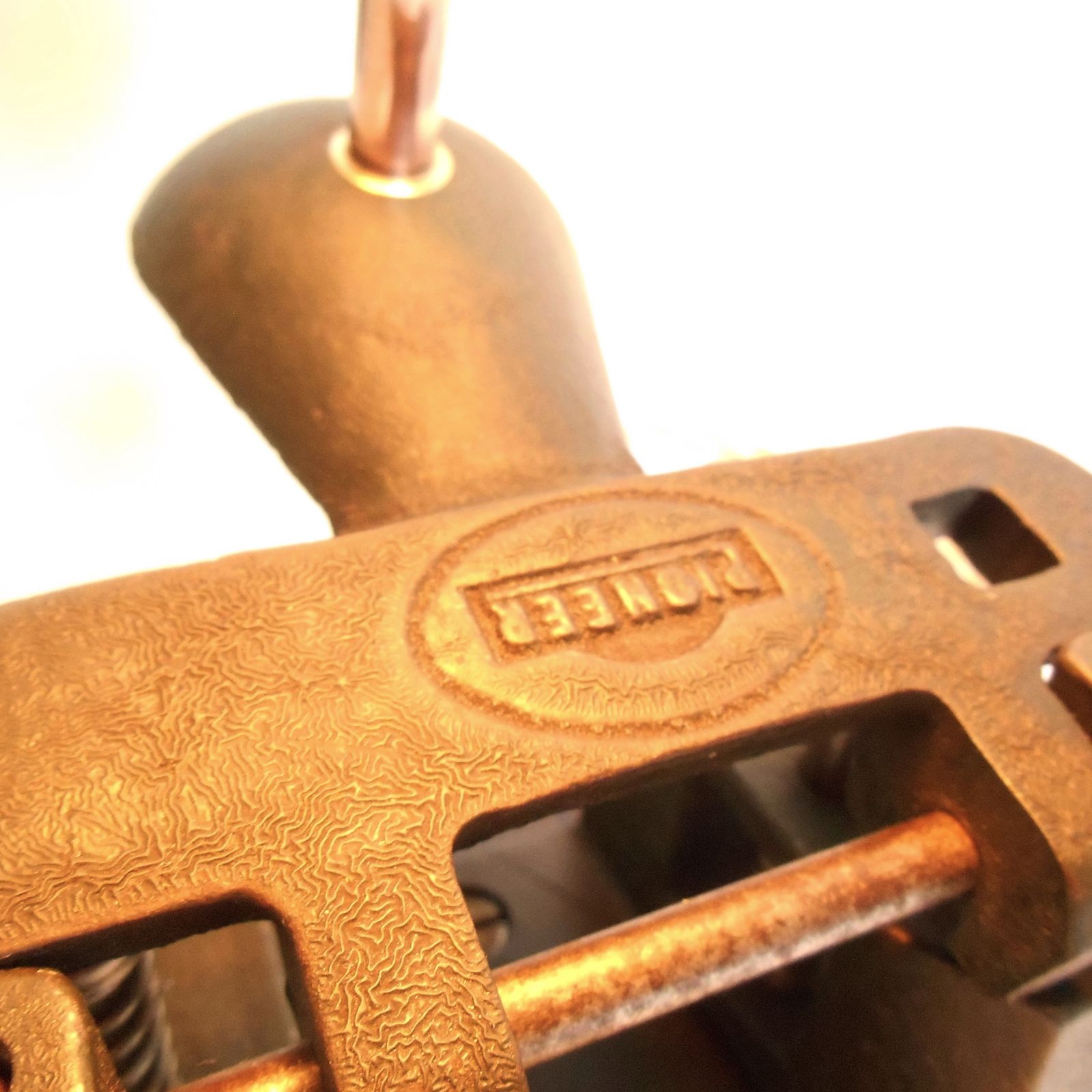 Lampe de bureau vintage réalisée à partir d'une perforatrice en fonte photo vintage