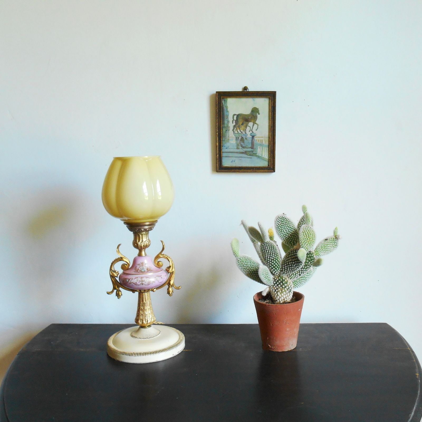 Lampe de table d'époque rose et dorée, abat-jour en verre opaline photo furniture