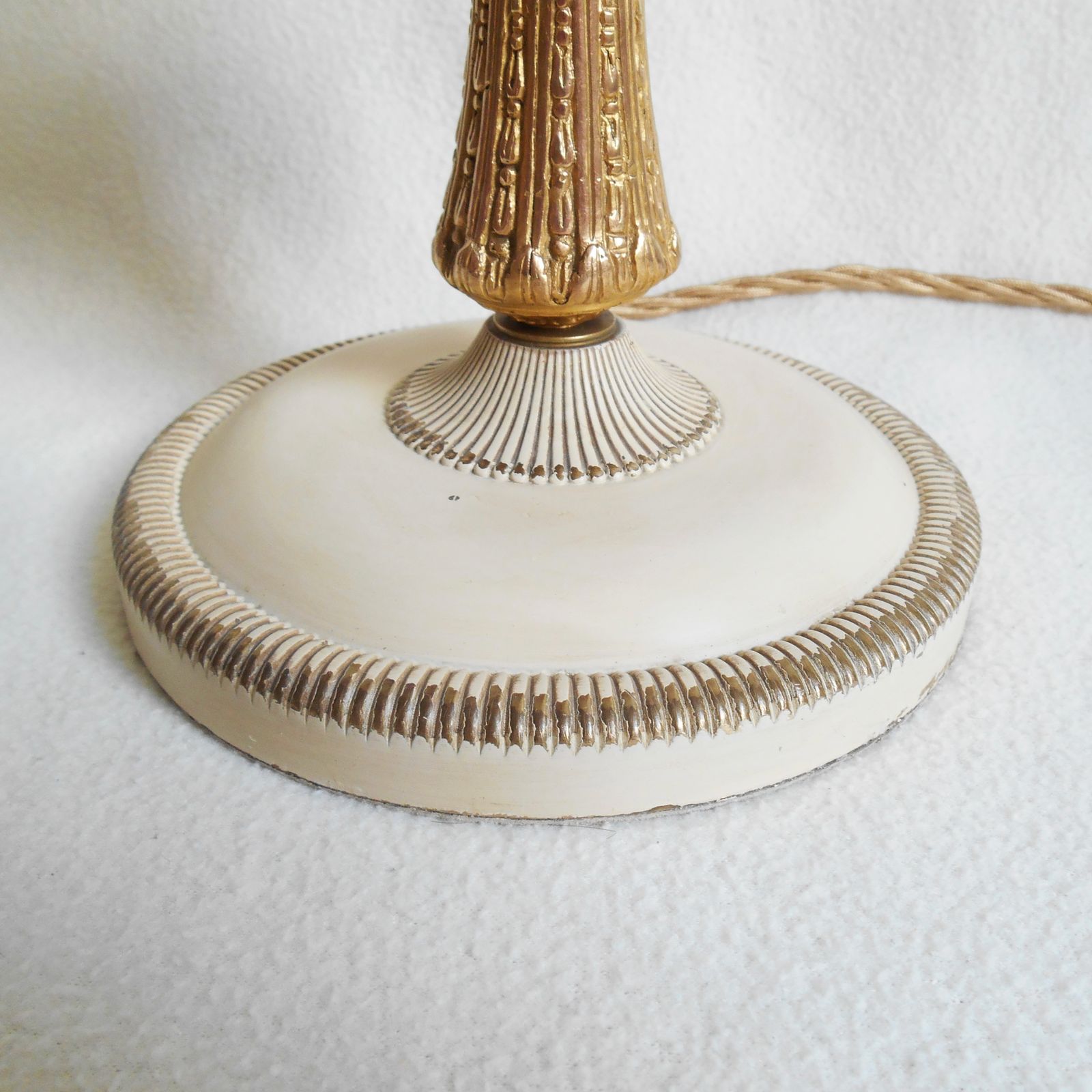 Luminaires Lampe de table d'époque rose et dorée, abat-jour en verre opaline photo