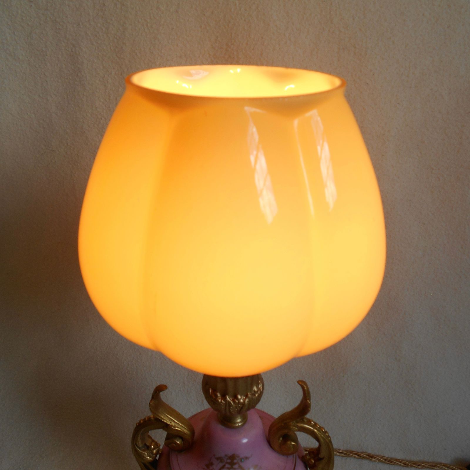 235.0 Lampe de table d'époque rose et dorée, abat-jour en verre opaline photo