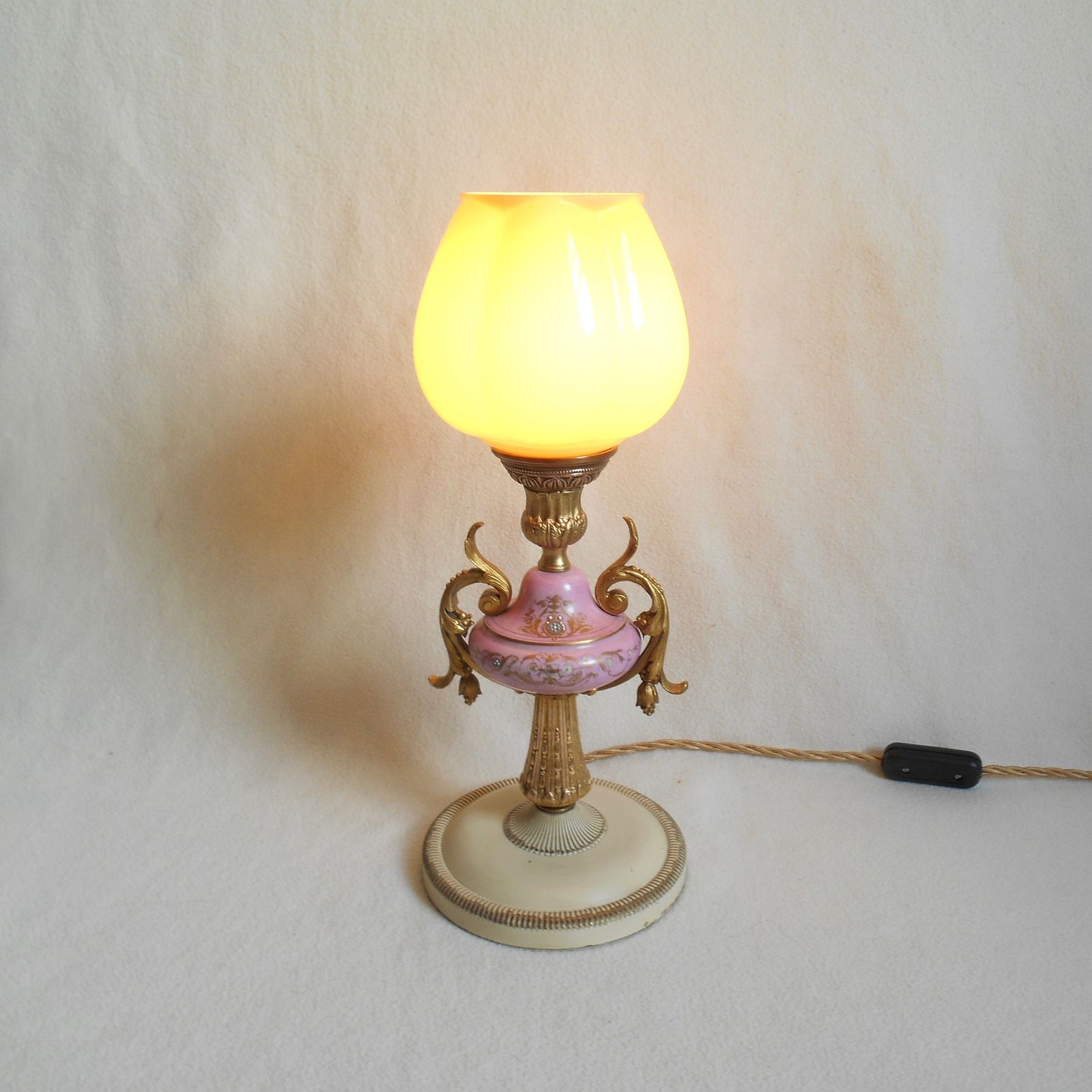 photo vinterior Lampe de table d'époque rose et dorée, abat-jour en verre opaline