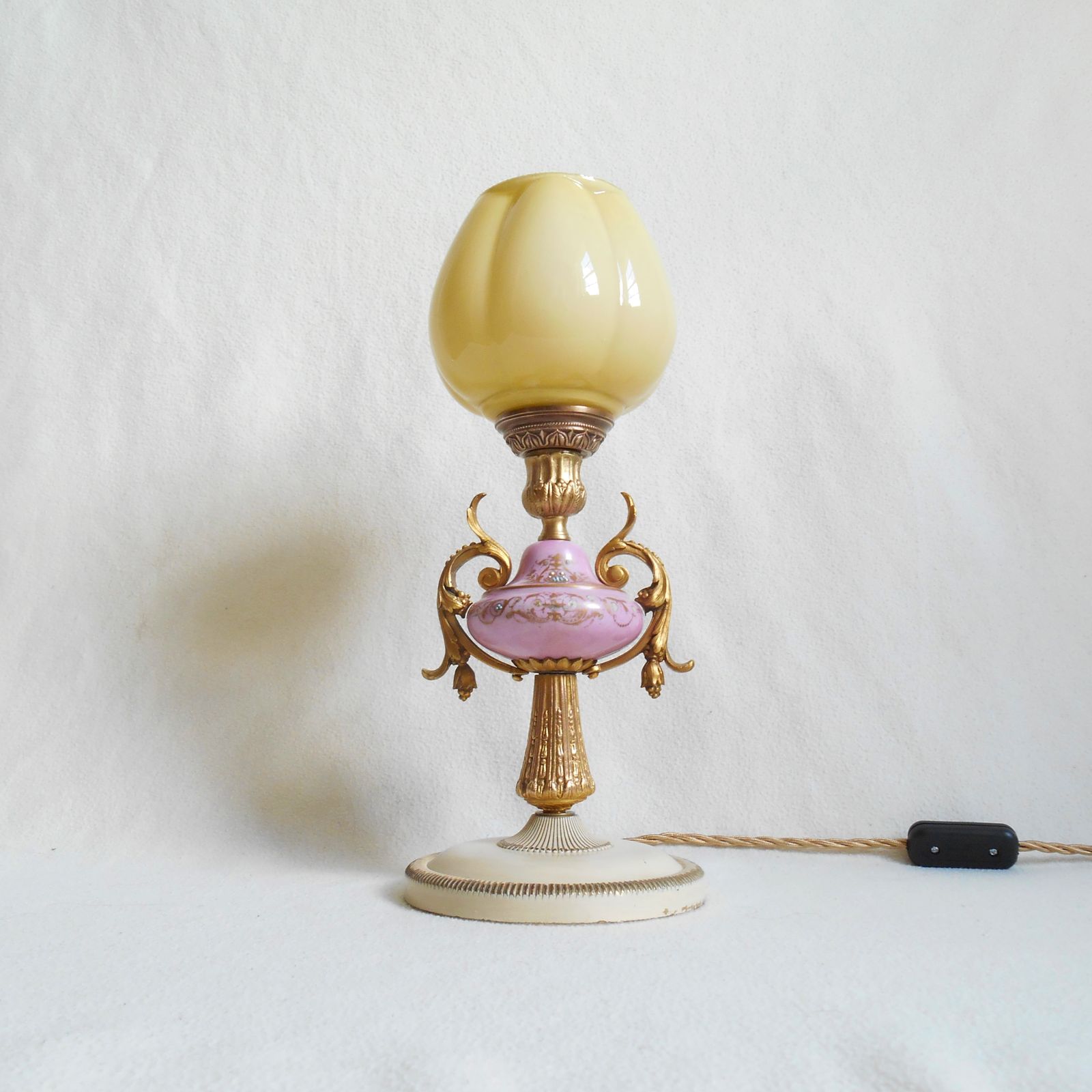 photo vintage Lampe de table d'époque rose et dorée, abat-jour en verre opaline