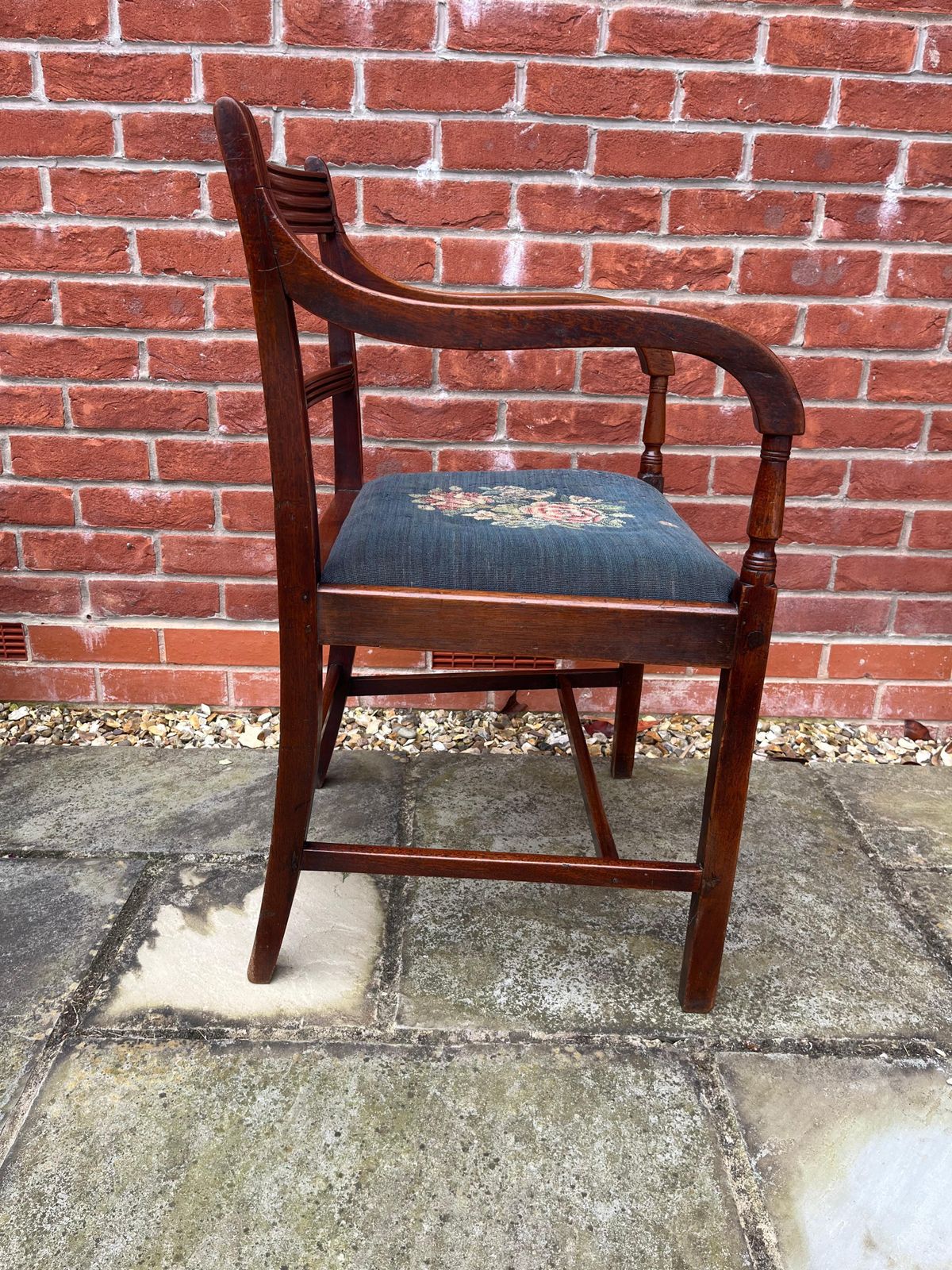 Georgische fauteuil, gesneden walnoot, Engels Sheraton-tijdperk, ca. 1800 photo for sale