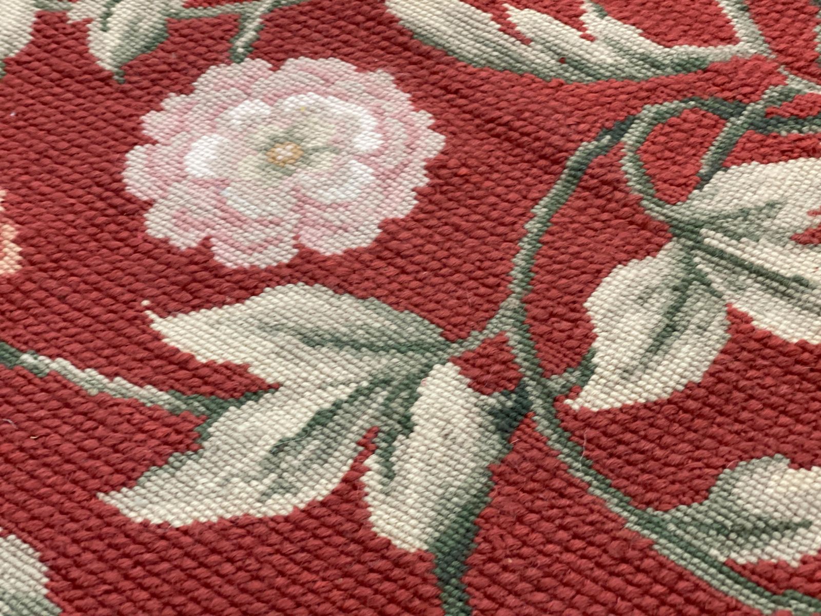 Tapis traditionnel bordeaux de style Aubusson, motifs floraux, laine tissée à la main, point de tapisserie photo buy