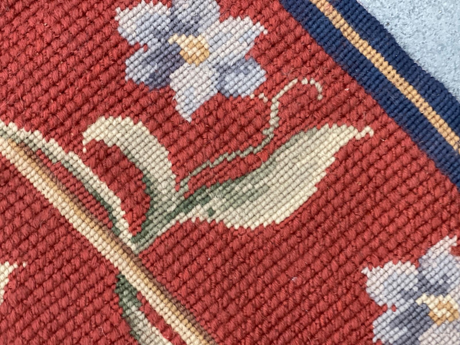 Tapis traditionnel bordeaux de style Aubusson, motifs floraux, laine tissée à la main, point de tapisserie photo vintage