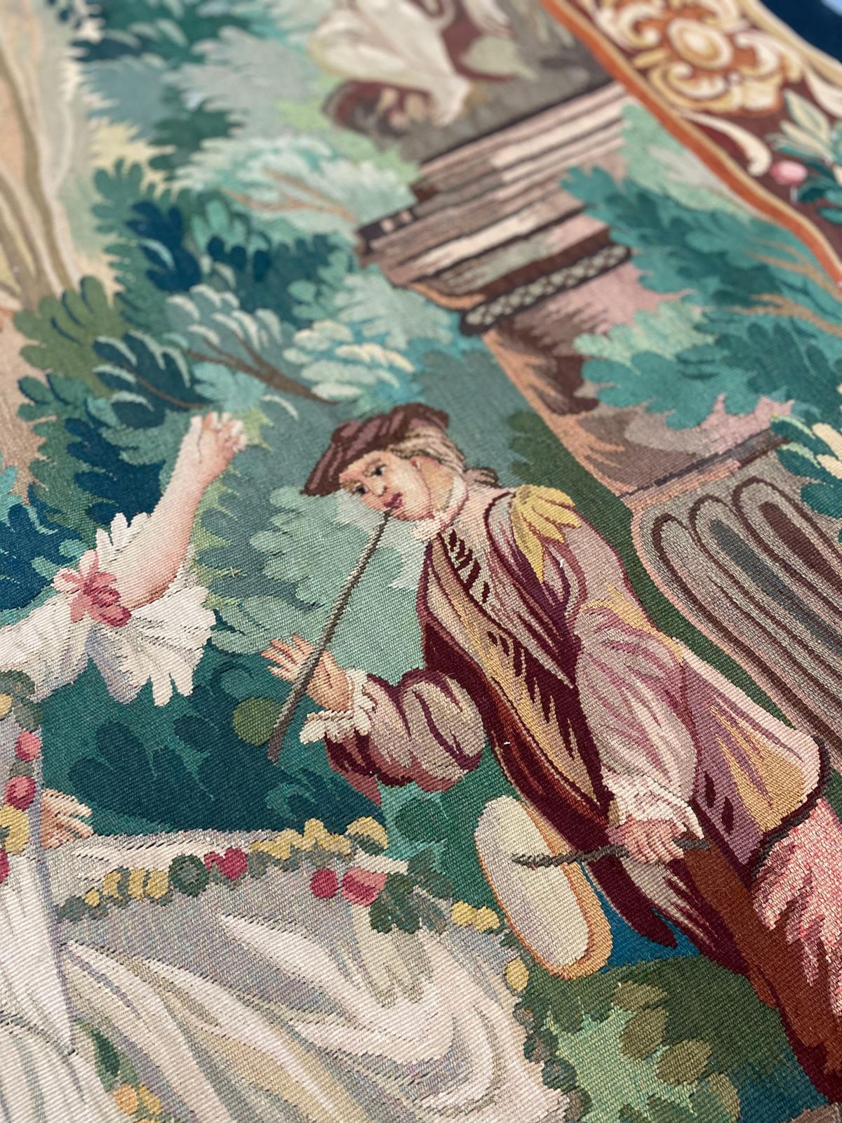 Tapisserie murale en laine de style français, scène de cour romantique et verdure photo vintage