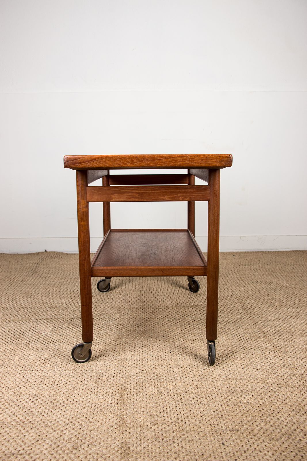 photo buy Chariot de service danois extensible à deux niveaux en teck, par Kurt Østervig pour Jason Møbler, 1960.