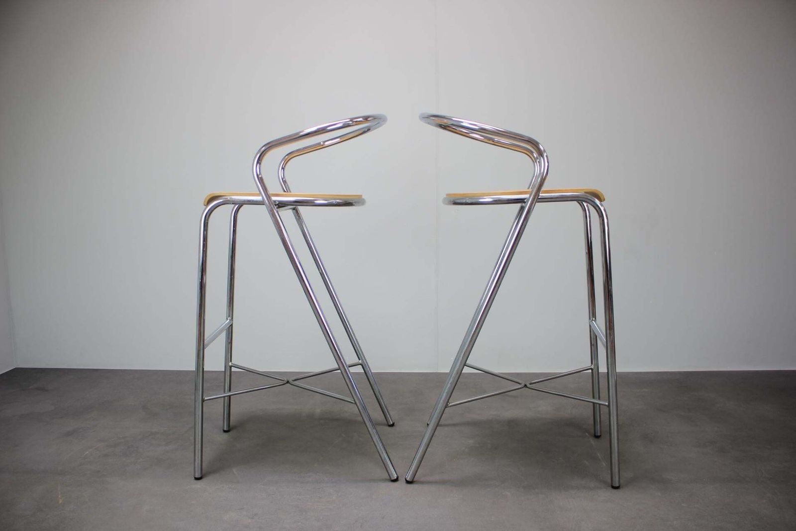 Paire de tabourets de bar Kovonax chromés à assises en bois courbé, République tchèque, 1999 photo for sale