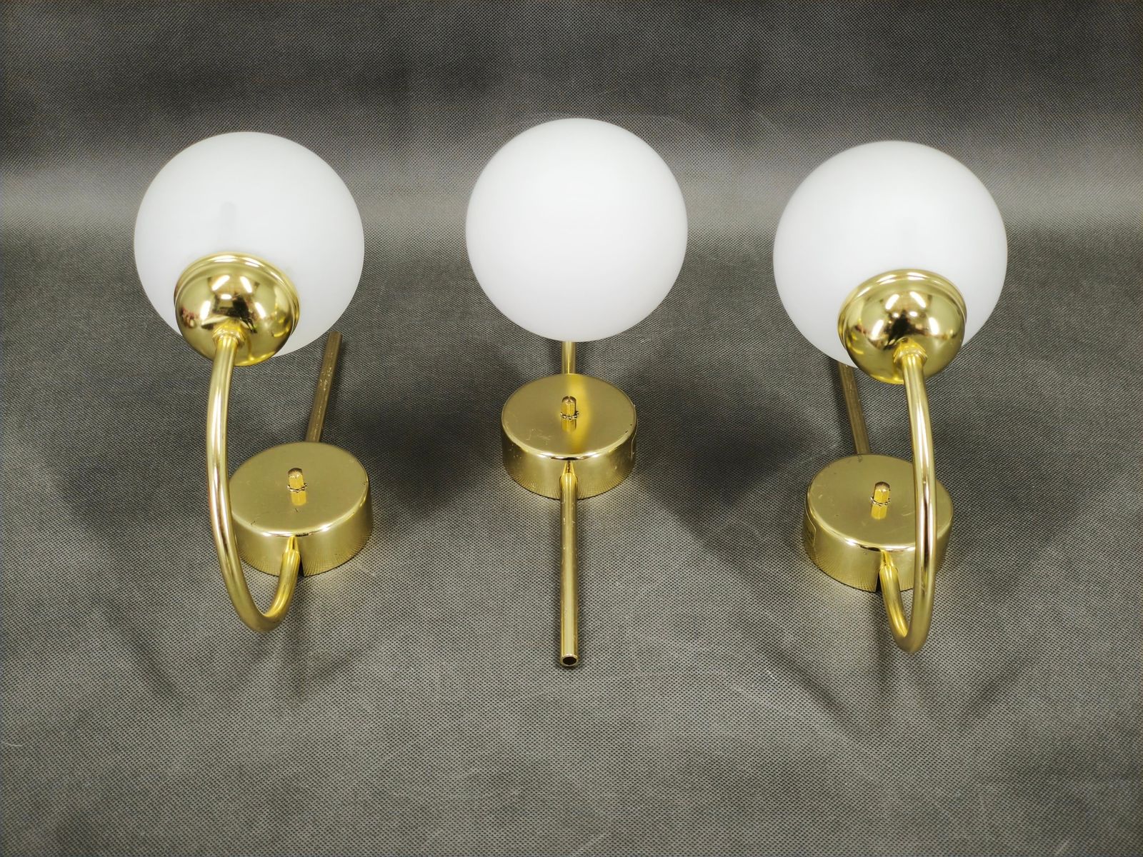 Set van drie Kamenický Šenov wandlampen van messing en opaalwit glas photo furniture