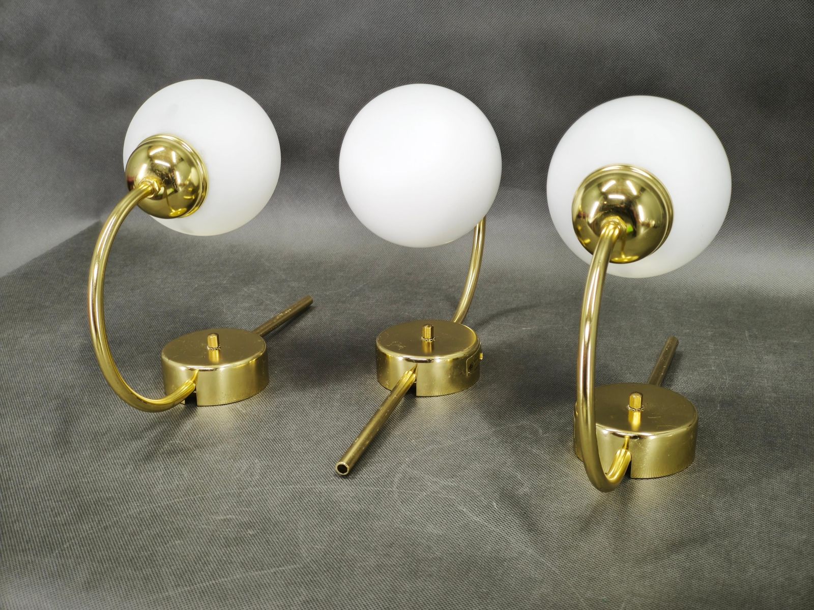 Set van drie Kamenický Šenov wandlampen van messing en opaalwit glas photo for sale