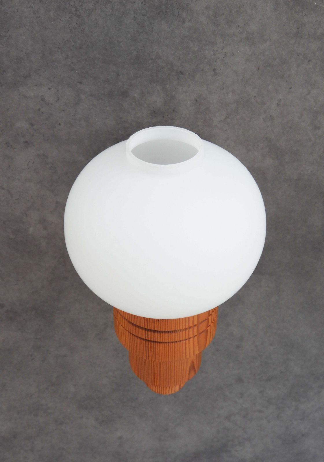 Paar Zweedse Modern wandlampen van grenenhout en opaline glas, Aneta, ca. 1970 photo vinterior