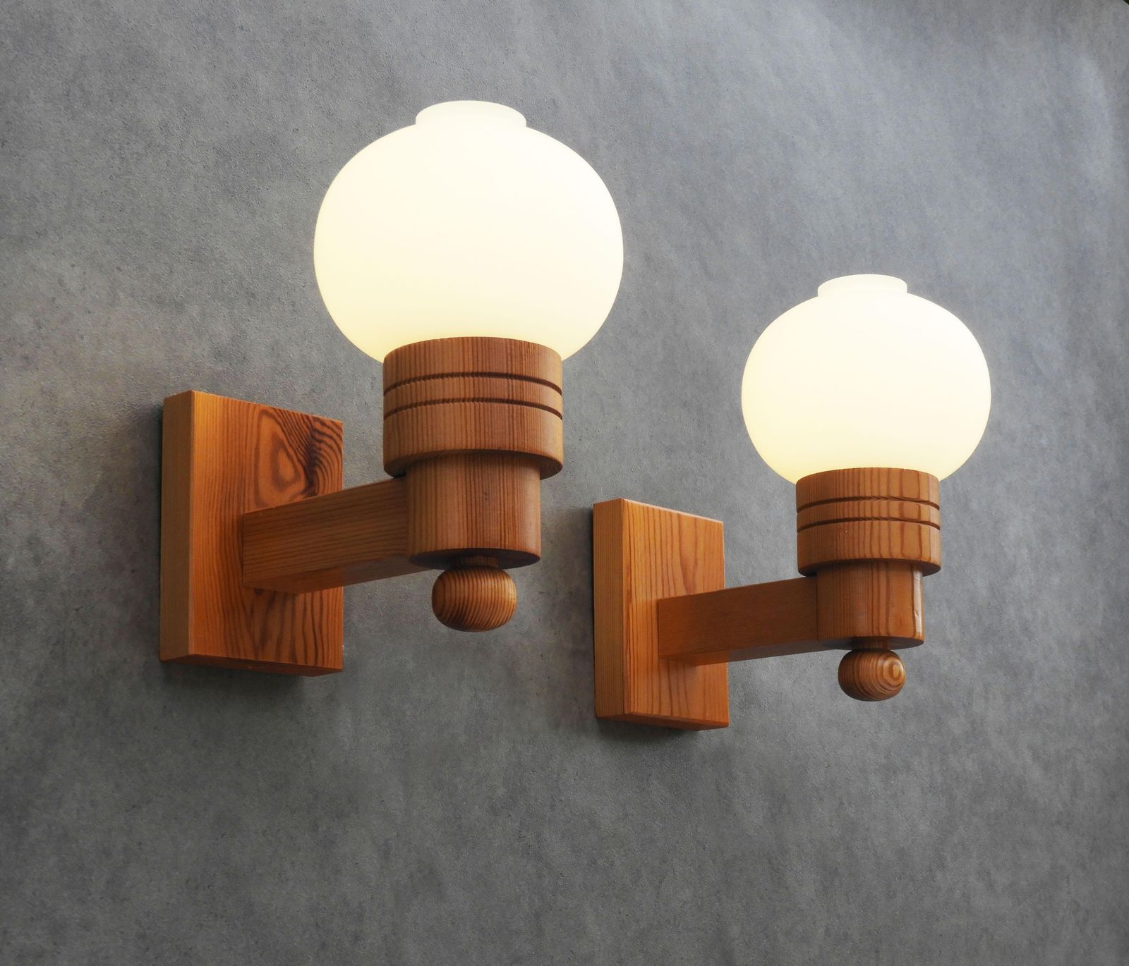 Paar Zweedse Modern wandlampen van grenenhout en opaline glas, Aneta, ca. 1970 photo vintage