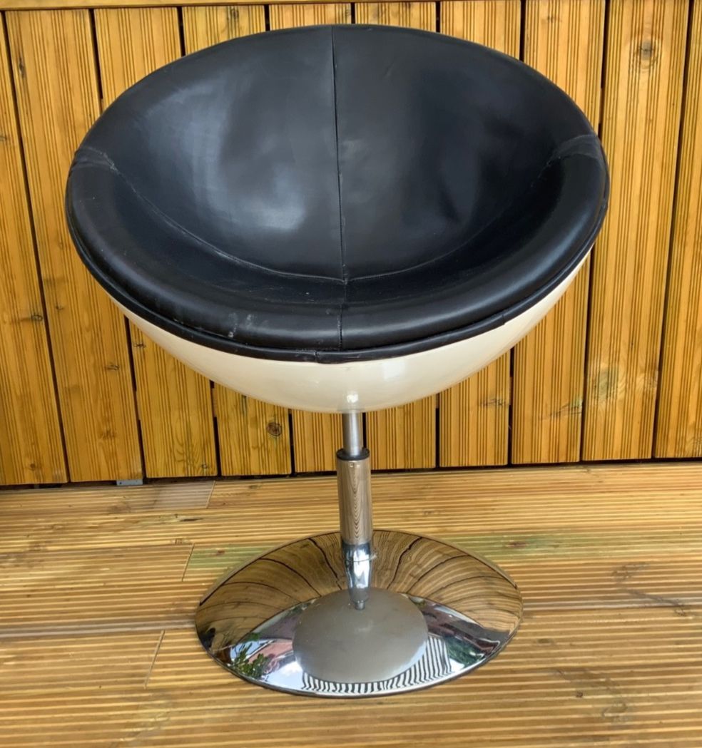 Black/White/Retro Swivel Pod / Egg Chair 1960  70s