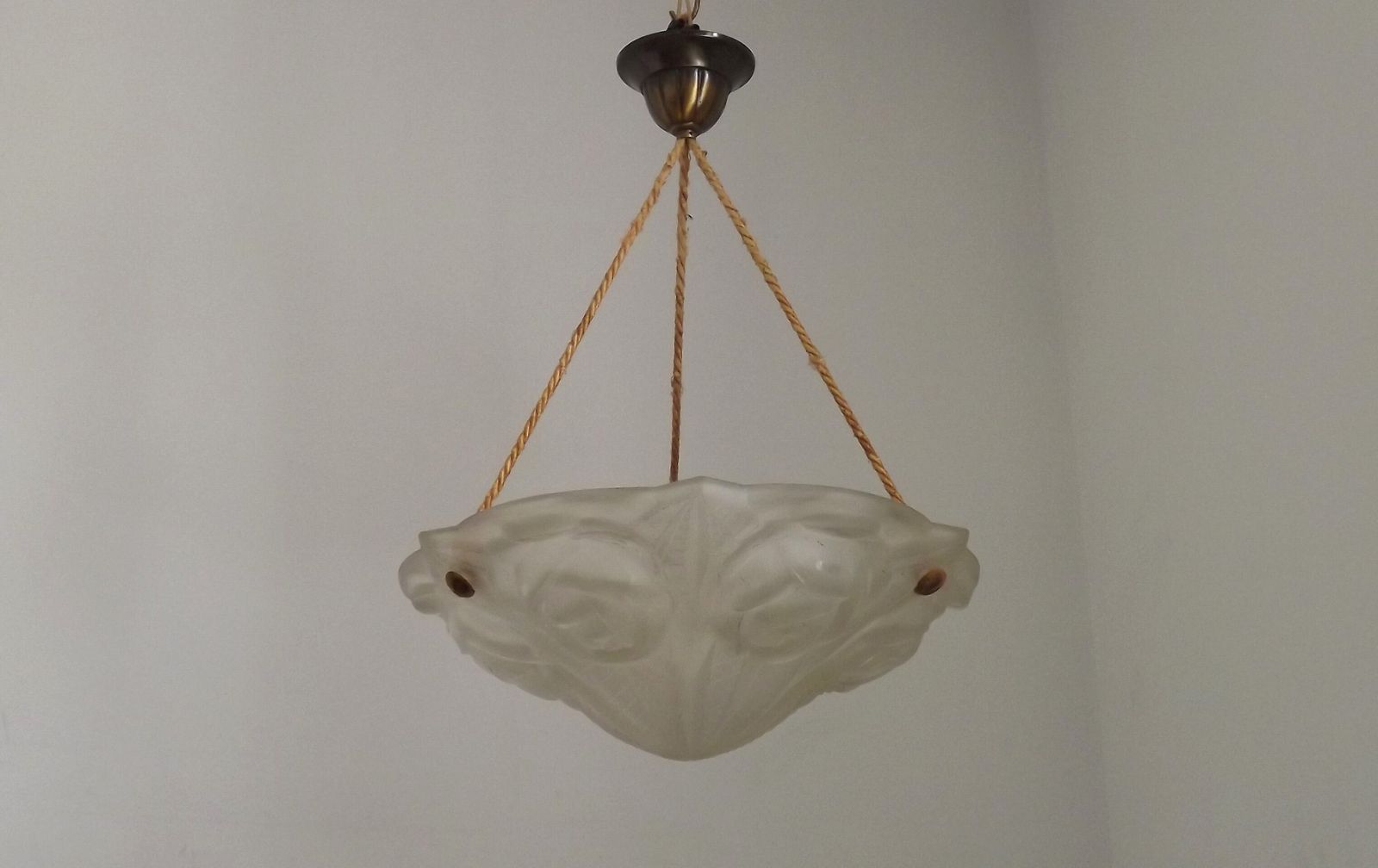 Plafonnier Art déco français, motifs de roses et décor abstrait, par Degué, vers 1930 photo for sale