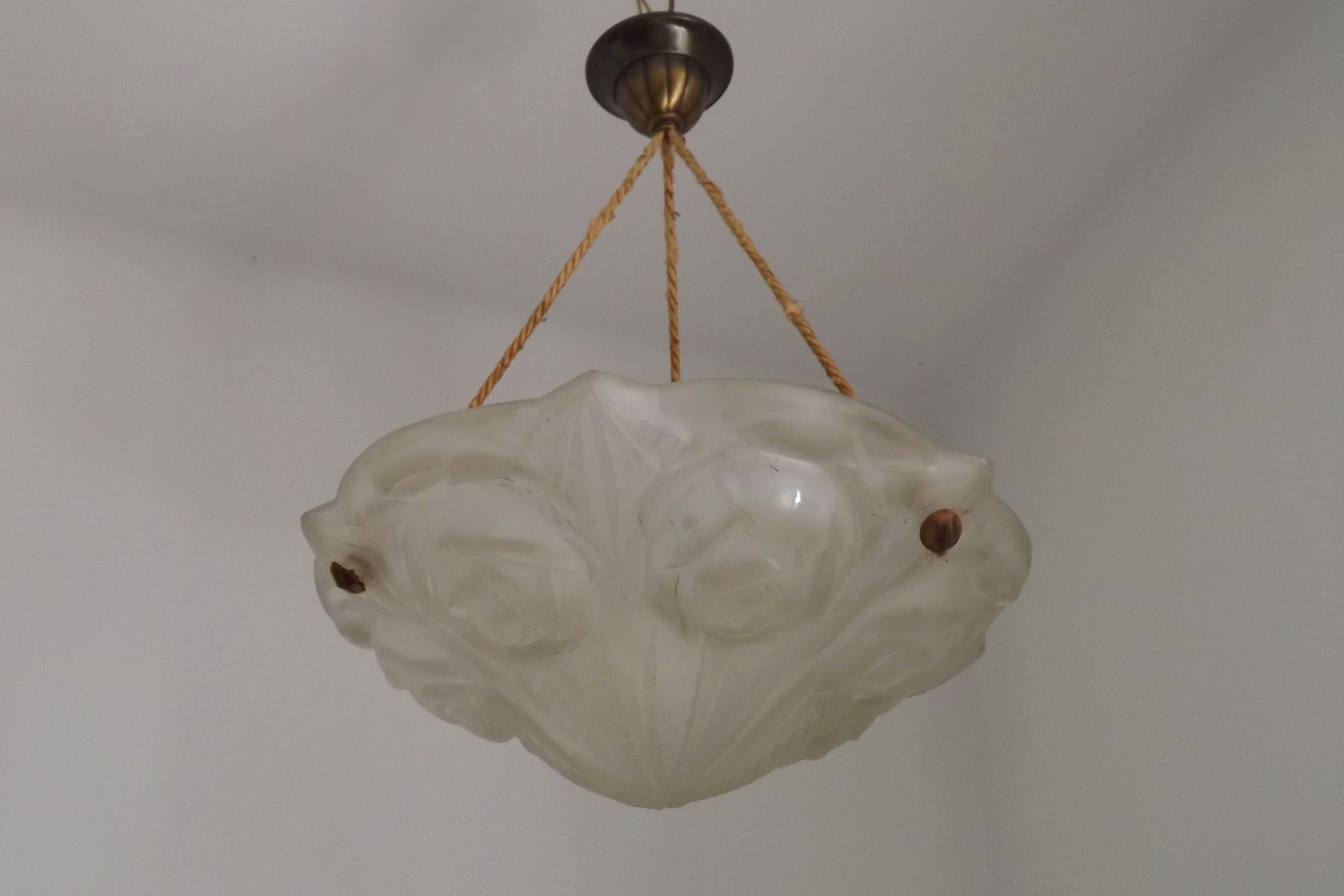 Plafonnier Art déco français, motifs de roses et décor abstrait, par Degué, vers 1930