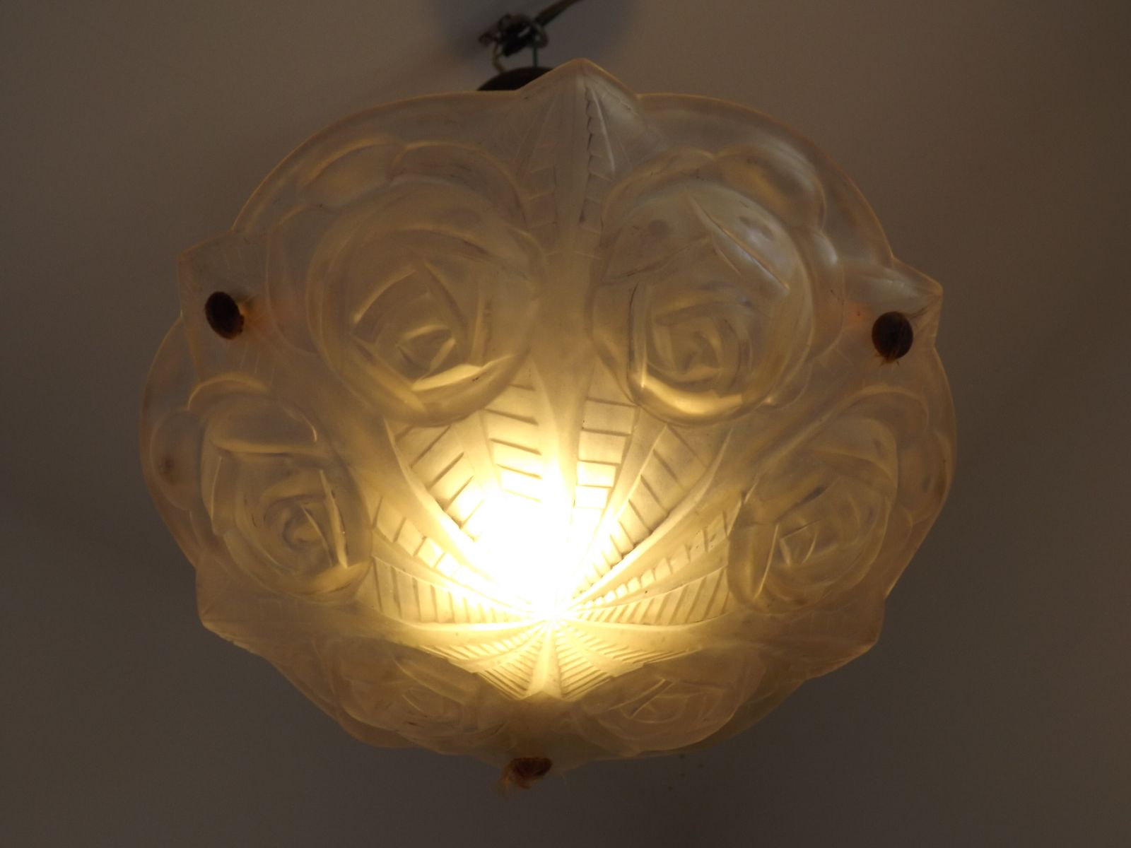 photo buy Plafonnier Art déco français, motifs de roses et décor abstrait, par Degué, vers 1930