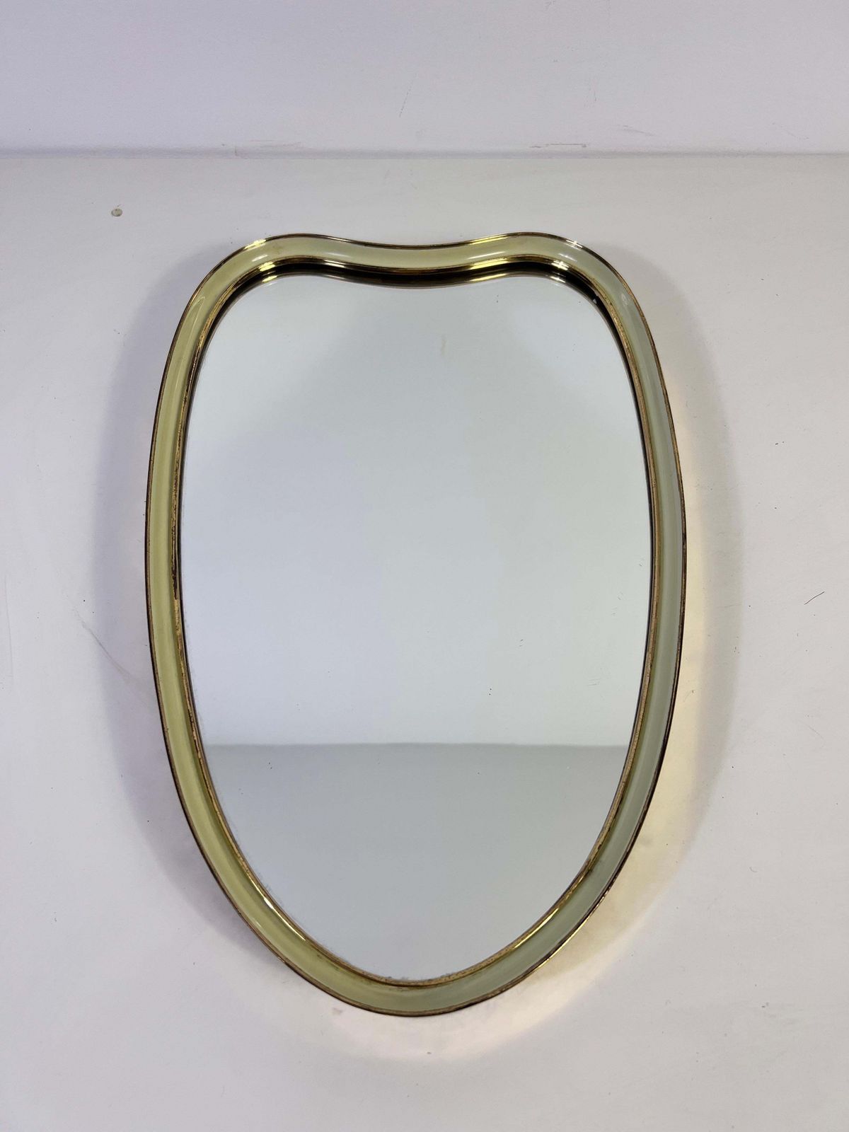 Italiaanse wandspiegel met messing lijst, jaren 1960, Italië photo furniture