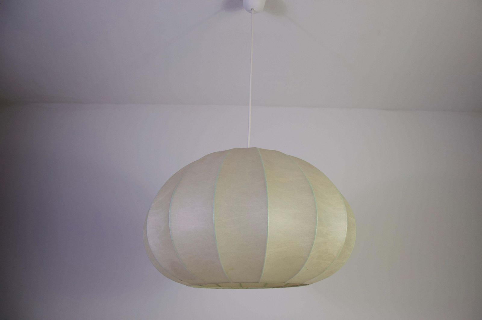 Mid-Century ronde cocon hanglamp, jaren 1960, Italië photo furniture