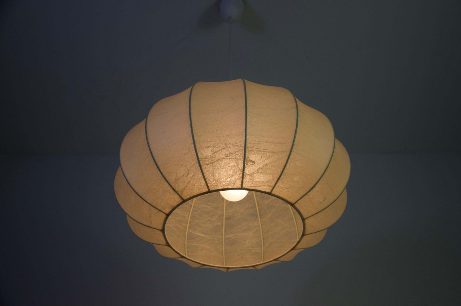 668.0 Mid-Century ronde cocon hanglamp, jaren 1960, Italië photo