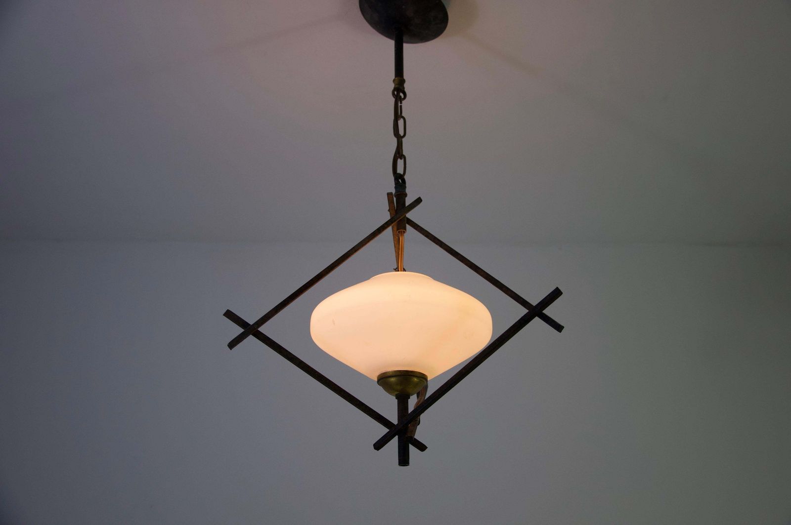 photo vintage Zwarte en opaalglaze hanglamp van Maison Lunel, 1960, Frankrijk