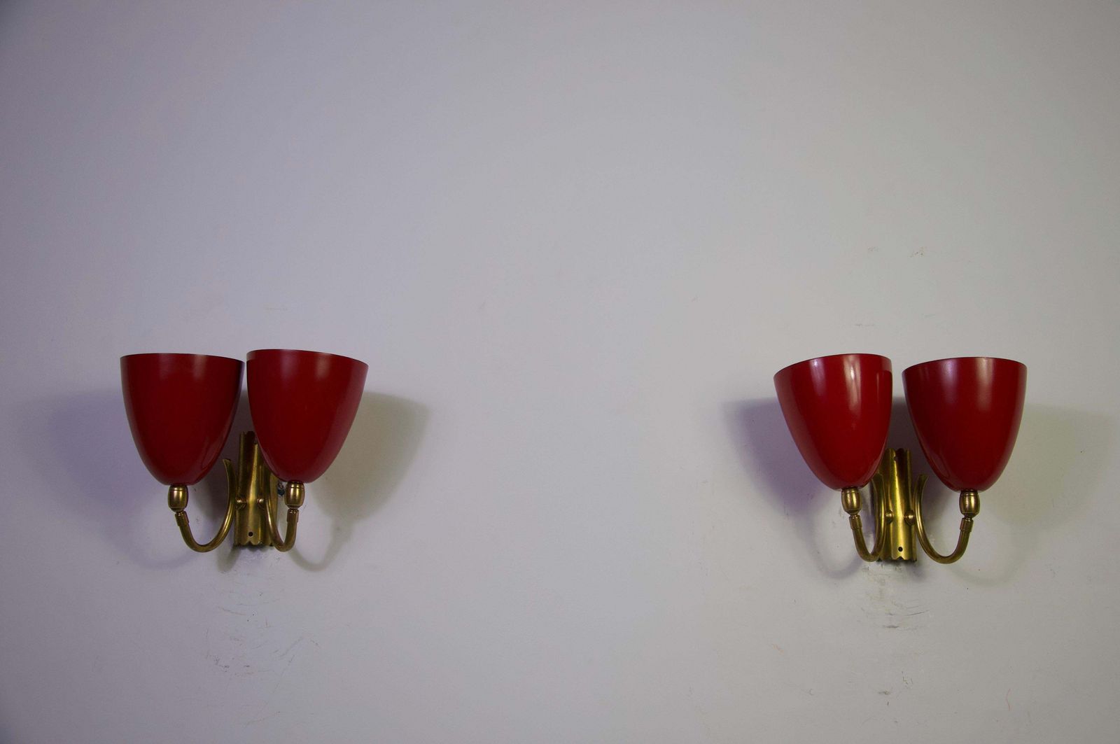 Messing en rood mid-century paar wandlampen, jaren 1960, Italië photo for sale