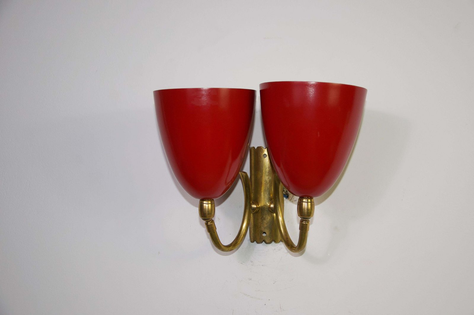 Messing en rood mid-century paar wandlampen, jaren 1960, Italië photo vintage