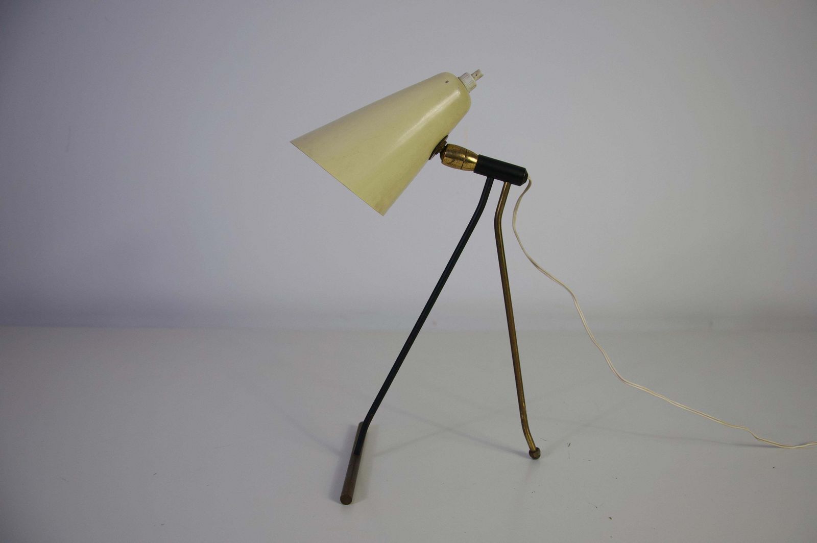 Messing en metalen tafellamp toegeschreven aan Giuseppe Ostuni, jaren 1960, Italië photo furniture
