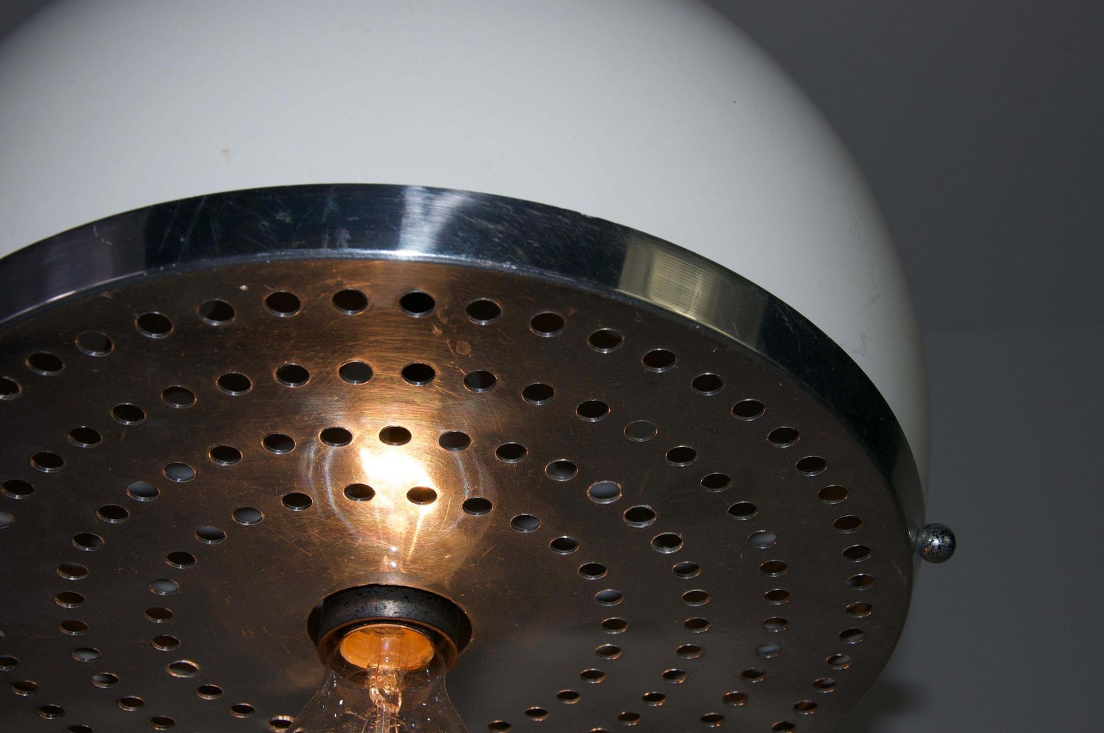 photo for sale Italiaanse witte metalen hanglamp in de stijl van Reggiani, jaren 1960