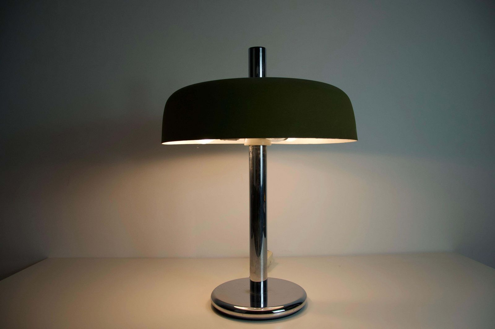 Verlichting Hillebrand Chrome En Groene Kap Tafellamp, Ca. Jaren 1960, Duitsland photo