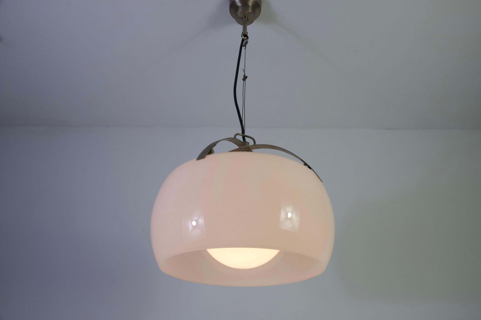 'Omega' Hanglamp van Vico Magistretti voor Artemide, Italië, 1960 photo for sale